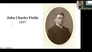 Matematik dünyasında en prestijli ödüllerden biri olan Fields Madalyası’nın arkasındaki isim olarak tanınan John Charles Fields, bilimsel katkılarının yanı sıra matematik camiasına kazandırdığı kurumsal mirasla da öne çıkan Kanadalı bir matematikçidir.