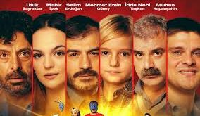 Benim Babam Bir Kahraman, klasik dramatik yapı üzerine kurulu olmakla birlikte, anlatımında sıcaklık ve samimiyet ön plandadır. Film, büyük dramatik kırılmalar yerine küçük ama etkili anlarla duygusal yoğunluk yaratır.