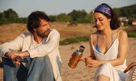 Türk sinemasında romantik dram türüne farklı bir soluk getiren Fakat Müzeyyen Bu Derin Bir Tutku, yönetmen Çiğdem Vitrinel’in incelikli anlatımıyla izleyiciye alışılmışın dışında bir aşk hikâyesi sunar.