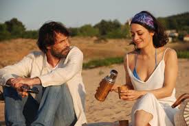 Türk sinemasında romantik dram türüne farklı bir soluk getiren Fakat Müzeyyen Bu Derin Bir Tutku, yönetmen Çiğdem Vitrinel’in incelikli anlatımıyla izleyiciye alışılmışın dışında bir aşk hikâyesi sunar.