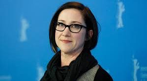 Son yıllarda televizyon ve sinema dünyasında adından sıkça söz ettiren S. J. Clarkson, özellikle büyük bütçeli yapımlarda sergilediği güçlü anlatım dili ve karakter odaklı yaklaşımıyla dikkat çeken bir yönetmendir. Televizyon dizilerinden Hollywood projelerine uzanan kariyeri, onu çağdaş görsel anlatımın önemli isimlerinden biri hâline getirmiştir.