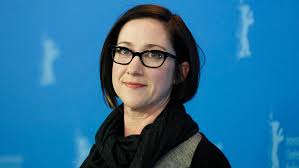 Son yıllarda televizyon ve sinema dünyasında adından sıkça söz ettiren S. J. Clarkson, özellikle büyük bütçeli yapımlarda sergilediği güçlü anlatım dili ve karakter odaklı yaklaşımıyla dikkat çeken bir yönetmendir. Televizyon dizilerinden Hollywood projelerine uzanan kariyeri, onu çağdaş görsel anlatımın önemli isimlerinden biri hâline getirmiştir.