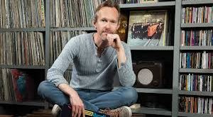 İngiliz sinema, televizyon ve tiyatro dünyasının saygın isimlerinden biri olan Steven Mackintosh, uzun yıllara yayılan kariyeri boyunca farklı türlerdeki yapımlarda gösterdiği başarılı performanslarla dikkat çekmiştir.