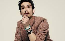 İrlanda sinema ve televizyon dünyasının en dikkat çekici genç oyuncularından biri olan Robert Sheehan, doğal oyunculuk yeteneği, enerjik ekran performansı ve çok yönlü rollerdeki başarısıyla uluslararası alanda tanınan bir aktördür.