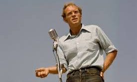 David Harris, özellikle 1960’lı yılların Amerika Birleşik Devletleri’nde yükselen savaş karşıtı hareketin önemli isimlerinden biri olarak bilinen, gazetecilik ile aktivizmi birleştiren etkili bir yazardır.