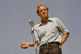 David Harris, özellikle 1960’lı yılların Amerika Birleşik Devletleri’nde yükselen savaş karşıtı hareketin önemli isimlerinden biri olarak bilinen, gazetecilik ile aktivizmi birleştiren etkili bir yazardır.