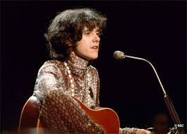 Donovan, doğum adıyla Donovan Phillips Leitch, 1960’lı yılların en etkili folk-pop sanatçılarından biri olarak kabul edilen İskoç müzisyen, şarkıcı ve söz yazarıdır. Kendine özgü vokal tarzı, şiirsel sözleri ve folk, psychedelia, pop ile dünya müziği unsurlarını bir araya getiren yenilikçi yaklaşımı sayesinde müzik tarihinde kalıcı bir iz bırakmıştır.