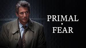 1996 yapımı İlk Korku (Primal Fear), hukuk, gerilim ve suç türlerini ustalıkla bir araya getiren, sinema tarihinin en çarpıcı mahkeme dramalarından biri olarak kabul edilir. Türkiye’de “İlk Korku” adıyla vizyona giren film, güçlü senaryosu, beklenmedik olay örgüsü ve özellikle Edward Norton’un kariyerini başlatan performansı ile dikkat çeker.