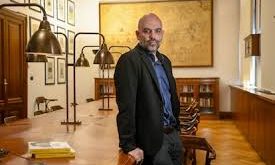 Roberto Saviano, 22 Eylül 1979 tarihinde İtalya’nın Napoli yakınlarında dünyaya gelmiş yazar, gazeteci, senarist ve yorumcudur. Özellikle organize suç örgütleri, yasa dışı ekonomi, mafya ağları ve toplumsal eşitsizlikler üzerine yazdığı eserlerle uluslararası tanınırlık kazanmıştır.