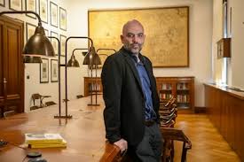 Roberto Saviano, 22 Eylül 1979 tarihinde İtalya’nın Napoli yakınlarında dünyaya gelmiş yazar, gazeteci, senarist ve yorumcudur. Özellikle organize suç örgütleri, yasa dışı ekonomi, mafya ağları ve toplumsal eşitsizlikler üzerine yazdığı eserlerle uluslararası tanınırlık kazanmıştır.