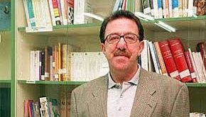 Genç yaşlarda edebiyata ilgi duymaya başlayan yazar, şiir, tarih ve dil çalışmalarına yöneldi. Eğitim hayatı boyunca İspanyol klasiklerinden modern Avrupa şiirine kadar geniş bir okuma alanı oluşturdu. Özellikle Portekiz edebiyatına duyduğu ilgi, ilerleyen yıllarda onu önemli bir çevirmen kimliğine taşıdı.