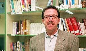 Genç yaşlarda edebiyata ilgi duymaya başlayan yazar, şiir, tarih ve dil çalışmalarına yöneldi. Eğitim hayatı boyunca İspanyol klasiklerinden modern Avrupa şiirine kadar geniş bir okuma alanı oluşturdu. Özellikle Portekiz edebiyatına duyduğu ilgi, ilerleyen yıllarda onu önemli bir çevirmen kimliğine taşıdı.