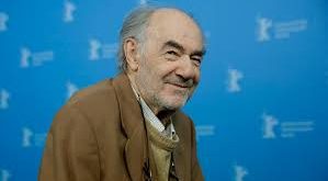 Sinema tarihinde psikolojik gerilim ve karakter odaklı anlatımıyla iz bırakan yönetmenlerden biri olan George Sluizer, özellikle Avrupa sinemasındaki özgün bakış açısı ve uluslararası projeleriyle tanınmıştır. Hollandalı sinemacı, yönetmenlik kariyeri boyunca farklı türlerde eserler üretmiş olsa da en çok gerilim sinemasına yaptığı katkılarla hafızalarda yer etmiştir.