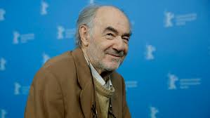 Sinema tarihinde psikolojik gerilim ve karakter odaklı anlatımıyla iz bırakan yönetmenlerden biri olan George Sluizer, özellikle Avrupa sinemasındaki özgün bakış açısı ve uluslararası projeleriyle tanınmıştır. Hollandalı sinemacı, yönetmenlik kariyeri boyunca farklı türlerde eserler üretmiş olsa da en çok gerilim sinemasına yaptığı katkılarla hafızalarda yer etmiştir.