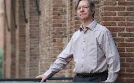 Alan Sokal, çağdaş bilim dünyasında yalnızca fizikçi kimliğiyle değil, aynı zamanda bilim felsefesi, akademik eleştiri ve entelektüel tartışmalar alanındaki etkisiyle tanınan önemli bir isimdir. Özellikle 1990’lı yıllarda dünya çapında ses getiren “Sokal Olayı” ile akademik çevrelerde geniş yankı uyandırmış, bilimsel yöntem ile postmodern düşünce arasındaki gerilimi görünür hale getirmiştir.