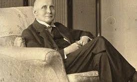 Whitehead’in düşüncesi yalnızca matematikle sınırlı değildir; o aynı zamanda doğa, zaman, gerçeklik ve varoluş üzerine kapsamlı bir felsefi sistem geliştirmiştir. Bu sistem “süreç felsefesi” olarak bilinir ve çağdaş metafiziğin en önemli yaklaşımlarından biri haline gelmiştir.