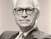 Robert Kiefer Webb, 20. yüzyılın öne çıkan akademisyen-yazarlarından biri olarak bilinir. Doğum tarihi ve özel yaşamına ilişkin bilgiler sınırlı olsa da onun özellikle üniversite çevrelerinde tanınan bir tarihçi ve yazar olduğu bilinmektedir. Kariyerini ağırlıklı olarak modern Avrupa tarihi ve İngiliz entelektüel tarihi üzerine kurmuştur.