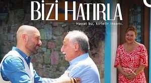 Bu yolculuk, yalnızca fiziksel bir yer değişimi değil; aynı zamanda geçmişle, pişmanlıklarla ve duygusal mesafelerle yüzleşmenin de başlangıcıdır. Film, büyük olaylardan ziyade küçük anların gücüyle ilerler. Sessiz bakışlar, yarım kalan cümleler ve ertelenmiş duygular hikâyenin ana taşıyıcı unsurlarıdır.