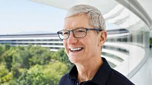 Teknoloji dünyasında bazı liderler yalnızca şirketlerini yönetmekle kalmaz, aynı zamanda sektörün yönünü belirler. Tim Cook, Apple’ın kurucu vizyonunu sürdürürken şirketi farklı bir döneme taşıyan ve küresel ölçekte büyüten bir yönetici olarak öne çıkmaktadır.