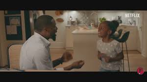 2021 yapımı Bir Eksik, orijinal adıyla Fatherhood, izleyiciyi hem duygulandıran hem de zaman zaman gülümseten güçlü bir aile dramı olarak öne çıkıyor. Yönetmen koltuğunda Paul Weitz otururken, filmin senaryosu Weitz ve Dana Stevens imzası taşıyor.