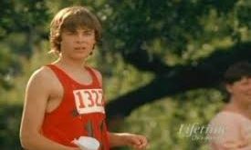 Mucize Koşusu, bekar bir anne olan Corrine Morgan-Thomas’ın, otizm teşhisi konulan ikiz oğulları Steven ve Philip ile verdiği yaşam mücadelesini konu alır. Film, çocukların gelişim süreci boyunca karşılaştıkları sosyal zorlukları ve annenin kararlılığını merkezine alır.