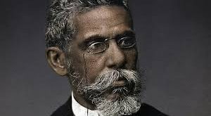 Bugün “Joaquim Maria Machado de Assis kimdir?” sorusu; klasik roman severlerden akademisyenlere, sinema uyarlamalarını takip eden izleyicilerden kültür araştırmacılarına kadar geniş bir kitle tarafından merak edilmektedir. Çünkü Machado de Assis, insan doğasının çelişkilerini olağanüstü bir ustalıkla anlatan yazarlardan biridir.