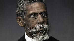 Bugün “Joaquim Maria Machado de Assis kimdir?” sorusu; klasik roman severlerden akademisyenlere, sinema uyarlamalarını takip eden izleyicilerden kültür araştırmacılarına kadar geniş bir kitle tarafından merak edilmektedir. Çünkü Machado de Assis, insan doğasının çelişkilerini olağanüstü bir ustalıkla anlatan yazarlardan biridir.