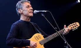 Brezilya müziğinin ve Latin Amerika kültürünün en etkili isimlerinden biri olan Chico Buarque, yalnızca güçlü sesi ve besteleriyle değil, aynı zamanda edebiyat, tiyatro ve toplumsal duruşuyla da dünya çapında tanınan çok yönlü bir sanatçıdır.