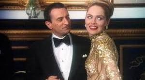 Nicholas Pileggi’nin aynı adlı kitabından uyarlanan film, Las Vegas’ın parlak ışıkları arkasındaki karanlık dünyayı anlatırken seyirciyi suç, para ve insan doğasının sınırlarına götürür.