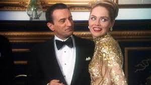 Nicholas Pileggi’nin aynı adlı kitabından uyarlanan film, Las Vegas’ın parlak ışıkları arkasındaki karanlık dünyayı anlatırken seyirciyi suç, para ve insan doğasının sınırlarına götürür.