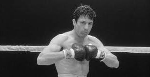 ilm, orta sıklet boks şampiyonu Jake LaMotta’nın profesyonel kariyerini ve özel yaşamını merkezine alır. Ringde sert, dayanıklı ve saldırgan bir dövüşçü olan LaMotta, özel hayatında ise öfke sorunları, kıskançlık krizleri ve kontrol takıntısıyla mücadele eder.