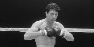 ilm, orta sıklet boks şampiyonu Jake LaMotta’nın profesyonel kariyerini ve özel yaşamını merkezine alır. Ringde sert, dayanıklı ve saldırgan bir dövüşçü olan LaMotta, özel hayatında ise öfke sorunları, kıskançlık krizleri ve kontrol takıntısıyla mücadele eder.