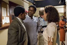 2007 yapımı Muhteşem Münazaracılar (The Great Debaters), yalnızca bir okul takımının başarı hikâyesini anlatan sıradan bir biyografik drama değildir. Film; eğitim, eşitlik, cesaret ve düşünce özgürlüğü üzerine güçlü mesajlar veren, izleyiciyi hem duygusal hem de zihinsel olarak etkileyen özel yapımlardan biridir.