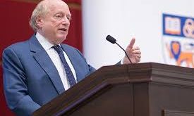 Hukuk teorisi ve anayasa hukuku alanında bazı isimler vardır ki, yalnızca akademik dünyada değil, aynı zamanda siyasi düşünce ve kamu politikası tartışmalarında da etkili olur. Mark Tushnet, bu isimlerin başında gelir.