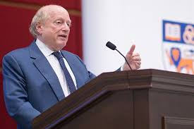 Hukuk teorisi ve anayasa hukuku alanında bazı isimler vardır ki, yalnızca akademik dünyada değil, aynı zamanda siyasi düşünce ve kamu politikası tartışmalarında da etkili olur. Mark Tushnet, bu isimlerin başında gelir.