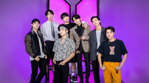 K-Pop, kısa adıyla bilinse de aslında oldukça geniş ve çok katmanlı bir kültürel yapıdır. Sahnede kusursuz koreografiler, yüksek prodüksiyonlu klipler, akılda kalıcı şarkılar ve organize hayran kültürü ile diğer müzik akımlarından ayrılır.