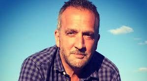 George Pelecanos, çağdaş Amerikan suç edebiyatının en önemli isimlerinden biri olarak kabul edilen, romanları, senaryoları ve televizyon projeleriyle geniş bir okur kitlesine ulaşmış üretken bir yazardır. Özellikle şehir yaşamını, suç dünyasını, sınıfsal farklılıkları ve Amerikan toplumunun görünmeyen yüzünü gerçekçi bir dille anlatması sayesinde edebiyat dünyasında kendine özgü bir yer edinmiştir.