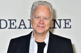 Özellikle The Shawshank Redemption, Mystic River, Jacob’s Ladder, Bull Durham ve Dead Man Walking gibi yapımlardaki performanslarıyla tanınan Tim Robbins, dramatik rollerdeki başarısının yanında mizahi karakterlerde de etkili olmuştur.