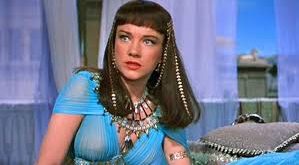 Anne Baxter, kariyerine Broadway sahnelerinde başladı. Sahnedeki performanslarıyla dikkat çeken genç oyuncu, kısa sürede Hollywood’un ilgisini çekti.