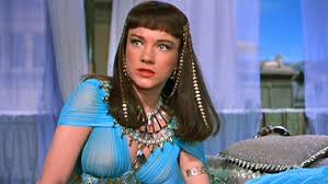 Anne Baxter, kariyerine Broadway sahnelerinde başladı. Sahnedeki performanslarıyla dikkat çeken genç oyuncu, kısa sürede Hollywood’un ilgisini çekti.