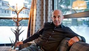 Don Winslow, çağdaş Amerikan suç ve gerilim edebiyatının en güçlü kalemlerinden biri olarak kabul edilen, özellikle organize suç, uyuşturucu kartelleri, polis teşkilatları ve sınır politikaları üzerine yazdığı sert ve gerçekçi romanlarla tanınan Amerikalı yazardır.