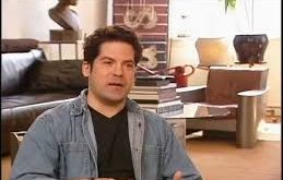 Konuşma gecikmesi ve belirli öğrenme güçlükleri yaşamasına rağmen ailesinin desteğiyle bu süreçleri aşmayı başardı. Bu durum, ilerleyen yıllarda onun hayat hikâyesini daha ilham verici hale getirmiştir.