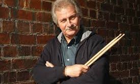 Müzik dünyasında bazı isimler başarılarıyla, bazıları ise kaderin ilginç dönemeçleriyle hatırlanır. Pete Best de ikinci gruba giren nadir sanatçılardan biridir. Beatles ile çıktığı yolculuk, sonrasında yaşadığı zorluklar ve yıllar içinde kazandığı saygınlık, onun hikâyesini sıradan bir müzisyen biyografisinin çok ötesine taşımaktadır.