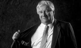 Peter Ustinov, yalnızca bir aktör değil; aynı zamanda yazar, yönetmen, senarist ve diplomat kimlikleriyle 20. yüzyılın en çok yönlü sanatçılarından biri olarak kabul edilen İngiliz bir sanatçıdır. Sinema, tiyatro ve edebiyat alanlarında eşsiz bir başarı yakalayan Ustinov, keskin zekâsı, mizah anlayışı ve kültürel derinliğiyle dünya çapında saygı görmüştür.