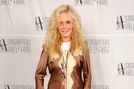 Kim Carnes, 20 Temmuz 1945 tarihinde ABD’nin Kaliforniya eyaletinde doğdu. Küçük yaşlardan itibaren müziğe ilgi duyan Carnes, özellikle folk ve country müziğin etkisi altında büyüdü. Gençlik yıllarında gitar çalmayı öğrenerek kendi şarkılarını yazmaya başladı.
