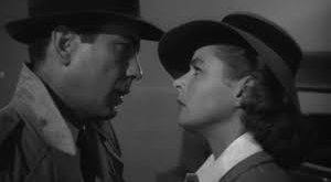 Kazablanka, ilk bakışta bir aşk hikâyesi gibi görünse de derinlerinde savaşın yarattığı kırılmalar, göçmenlik, vicdan, fedakârlık ve kişisel dönüşüm gibi evrensel temalar barındırır. Bu nedenle aradan geçen onca yıla rağmen hâlâ güncelliğini korur.