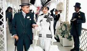 1964 yapımı My Fair Lady, müzikal sinemanın en görkemli ve en sevilen örneklerinden biri olarak kabul edilir. Türkçede Benim Güzel Meleğim adıyla da bilinen film, yönetmenliğini George Cukor’un üstlendiği, görsel ihtişamı ve unutulmaz müzikleriyle öne çıkan klasik bir Hollywood yapımıdır.