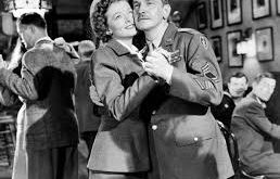 1946 yapımı Hayatımızın En Güzel Yılları (The Best Years of Our Lives), yalnızca döneminin değil, sinema tarihinin en güçlü dramatik yapımlarından biri olarak kabul edilir. II. Dünya Savaşı sonrasında toplumların yeniden yapılanmaya çalıştığı bir dönemde çekilen film, cepheden dönen askerlerin yaşadığı görünmez yaraları ve sivil hayata uyum sürecini büyük bir gerçekçilikle anlatır.