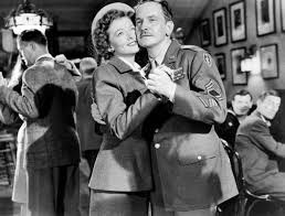 1946 yapımı Hayatımızın En Güzel Yılları (The Best Years of Our Lives), yalnızca döneminin değil, sinema tarihinin en güçlü dramatik yapımlarından biri olarak kabul edilir. II. Dünya Savaşı sonrasında toplumların yeniden yapılanmaya çalıştığı bir dönemde çekilen film, cepheden dönen askerlerin yaşadığı görünmez yaraları ve sivil hayata uyum sürecini büyük bir gerçekçilikle anlatır.