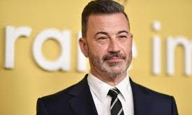 Amerikan televizyon dünyasının en tanınmış yüzlerinden biri olan Jimmy Kimmel, sunucu, komedyen, yapımcı, senarist ve oyuncu kimliğiyle uzun yıllardır eğlence sektöründe önemli bir yer edinmiştir.